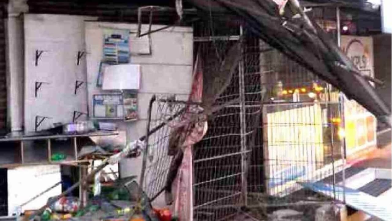 രാത്രി ഒരു മണിക്ക് പൊലീസിനെ കണ്ടപ്പോൾ വെട്ടിച്ച് രക്ഷപ്പെടാൻ ലോറി ഡ്രൈവറുടെ ശ്രമം; കട ഇടിച്ചുതകർത്തു രാത്രി ഒരു മണിക്ക് പൊലീസിനെ കണ്ടപ്പോൾ വെട്ടിച്ച് രക്ഷപ്പെടാൻ ലോറി ഡ്രൈവറുടെ ശ്രമം; കട ഇടിച്ചുതകർത്തു