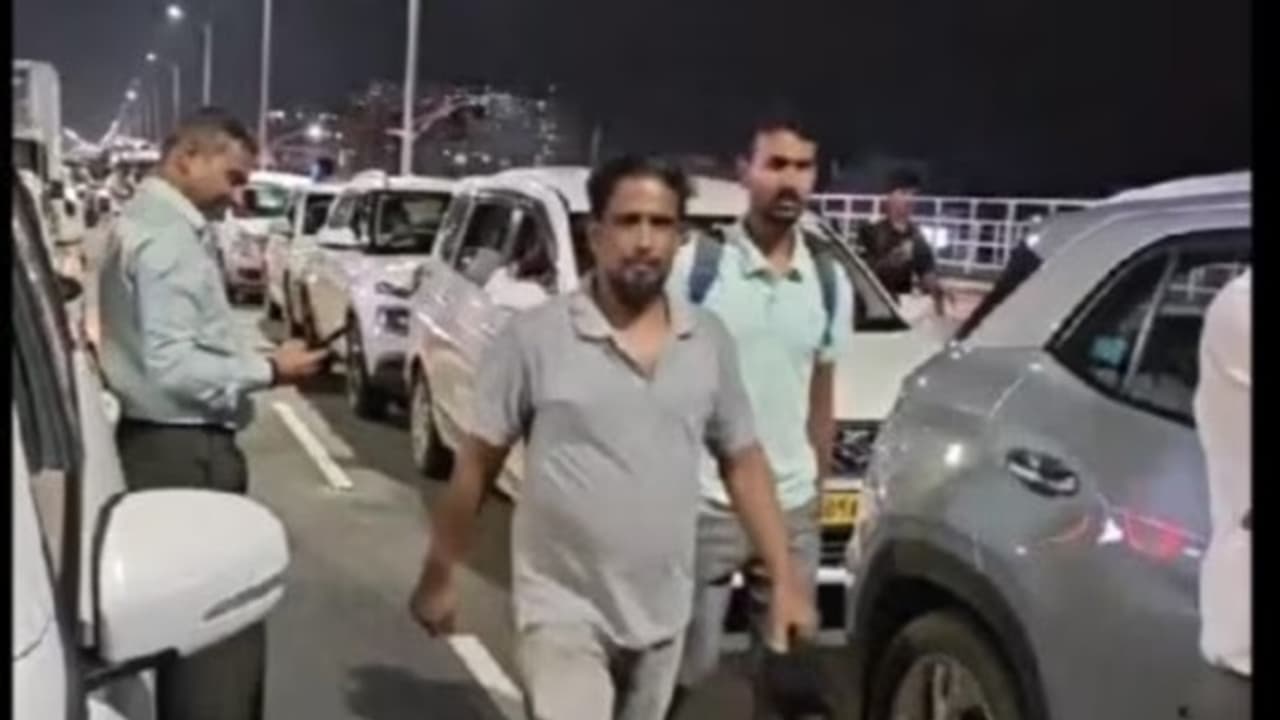 Bengaluru: ಎಲೆಕ್ಟ್ರಾನಿಕ್‌ ಸಿಟಿ ಫ್ಲೈಓವರ್‌ ಜಾಮ್‌; ಆಫೀಸ್‌ ಕ್ಯಾಬ್‌ ರೋಡಲ್ಲೇ ಬಿಟ್ಟು ಟೆಕ್ಕಿಗಳ ನಟರಾಜ ಸರ್ವೀಸ್‌!