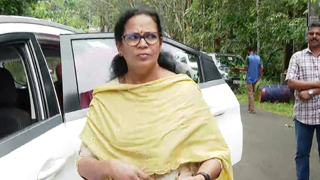 എഡിഎമ്മിൻ്റെ മരണം ആത്മഹത്യയല്ലെന്ന് കെകെ രമ എംഎൽഎ; 'കേരളത്തിന് പുറത്ത് നിന്നുള്ള ഏജൻസി അന്വേഷിക്കണം' എഡിഎമ്മിൻ്റെ മരണം ആത്മഹത്യയല്ലെന്ന് കെകെ രമ എംഎൽഎ; 'കേരളത്തിന് പുറത്ത് നിന്നുള്ള ഏജൻസി അന്വേഷിക്കണം'