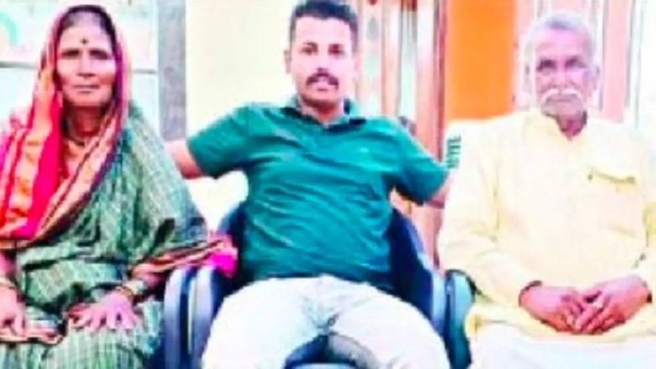 ಕೊಪ್ಪಳ: ಇದಪ್ಪ ಛಲ ಅಂದ್ರೆ, 10ಕ್ಕೂ ಅಧಿಕ ಸರ್ಕಾರಿ ನೌಕರಿ ಗಿಟ್ಟಿಸಿಕೊಂಡ ಹಳ್ಳಿ ಹುಡುಗ ರೇವಣ್ಣ ಗುರಿಕಾರ!