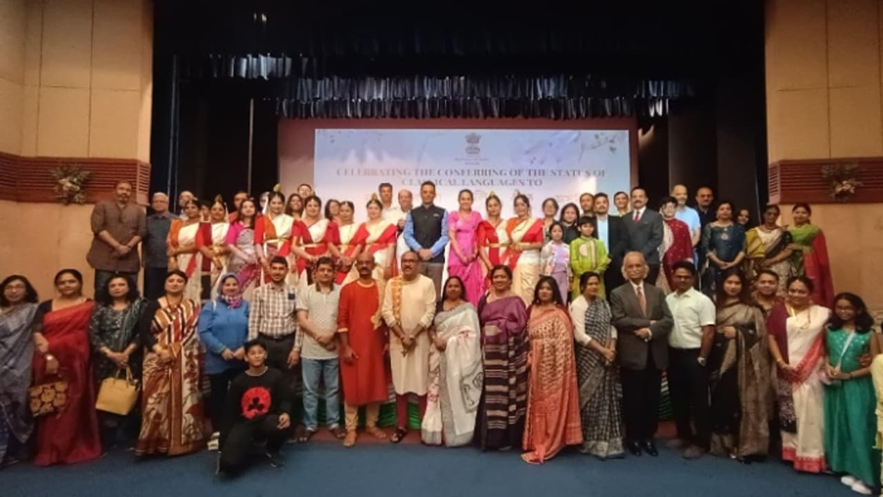 അഞ്ച് ഭാഷകൾക്ക് കൂടി 'ശ്രേഷ്ഠ ഭാഷ' പദവി; മസ്കറ്റിലെ ഇന്ത്യൻ എംബസിയിൽ വിപുലമായ ആഘോഷങ്ങൾ അഞ്ച് ഭാഷകൾക്ക് കൂടി 'ശ്രേഷ്ഠ ഭാഷ' പദവി; മസ്കറ്റിലെ ഇന്ത്യൻ എംബസിയിൽ വിപുലമായ ആഘോഷങ്ങൾ