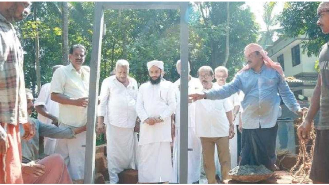 ബാങ്ക് വീട് ജപ്തി ചെയ്തു, കിടപ്പാടം നഷ്ടമായ കുടുംബത്തിന് കാരുണ്യത്തിന്‍റെ തണലൊരുക്കാൻ ദമ്പതികൾ, 'കട്ടിള വച്ചു'