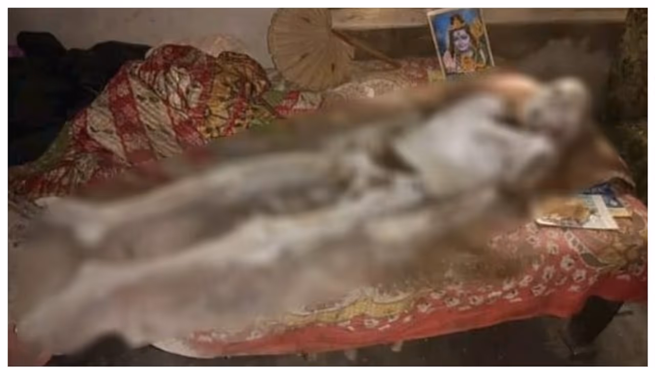 പൂജയിലൂടെ അമ്മയെ ജീവിതത്തിലേക്ക് തിരികെ കൊണ്ട് വരാമെന്ന് കരുതി, മൃതദേഹത്തിനൊപ്പം മകന്‍ ജീവിച്ചത് മൂന്ന് മാസം