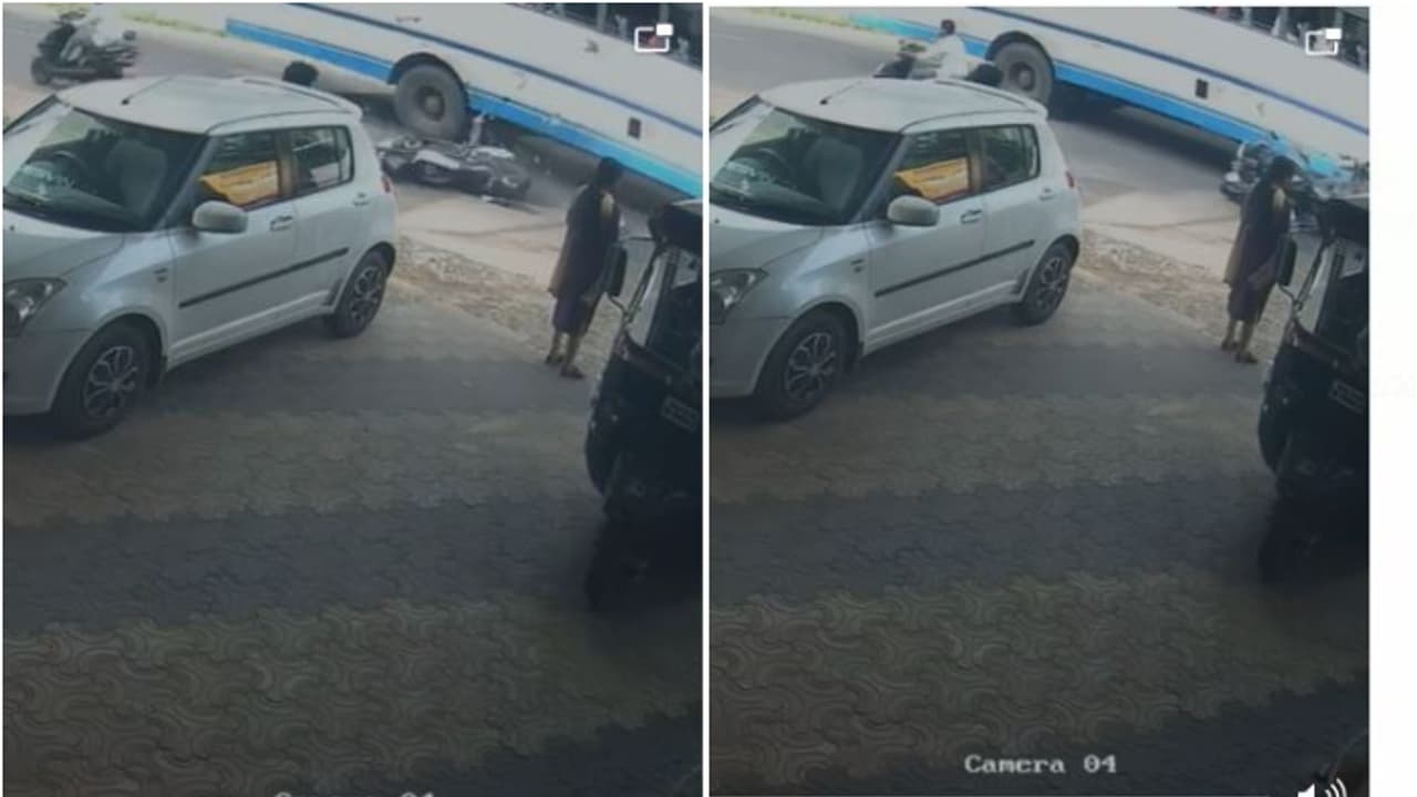 കെഎസ്ആർടിസി ബസ് ബൈക്കിലിടിച്ച് വിദ്യാർത്ഥി മരിച്ചു; സുഹൃത്തിന് ഗുരുതര പരിക്ക്, ആശുപത്രിയിൽ പ്രവേശിപ്പിച്ചു കെഎസ്ആർടിസി ബസ് ബൈക്കിലിടിച്ച് വിദ്യാർത്ഥി മരിച്ചു; സുഹൃത്തിന് ഗുരുതര പരിക്ക്, ആശുപത്രിയിൽ പ്രവേശിപ്പിച്ചു