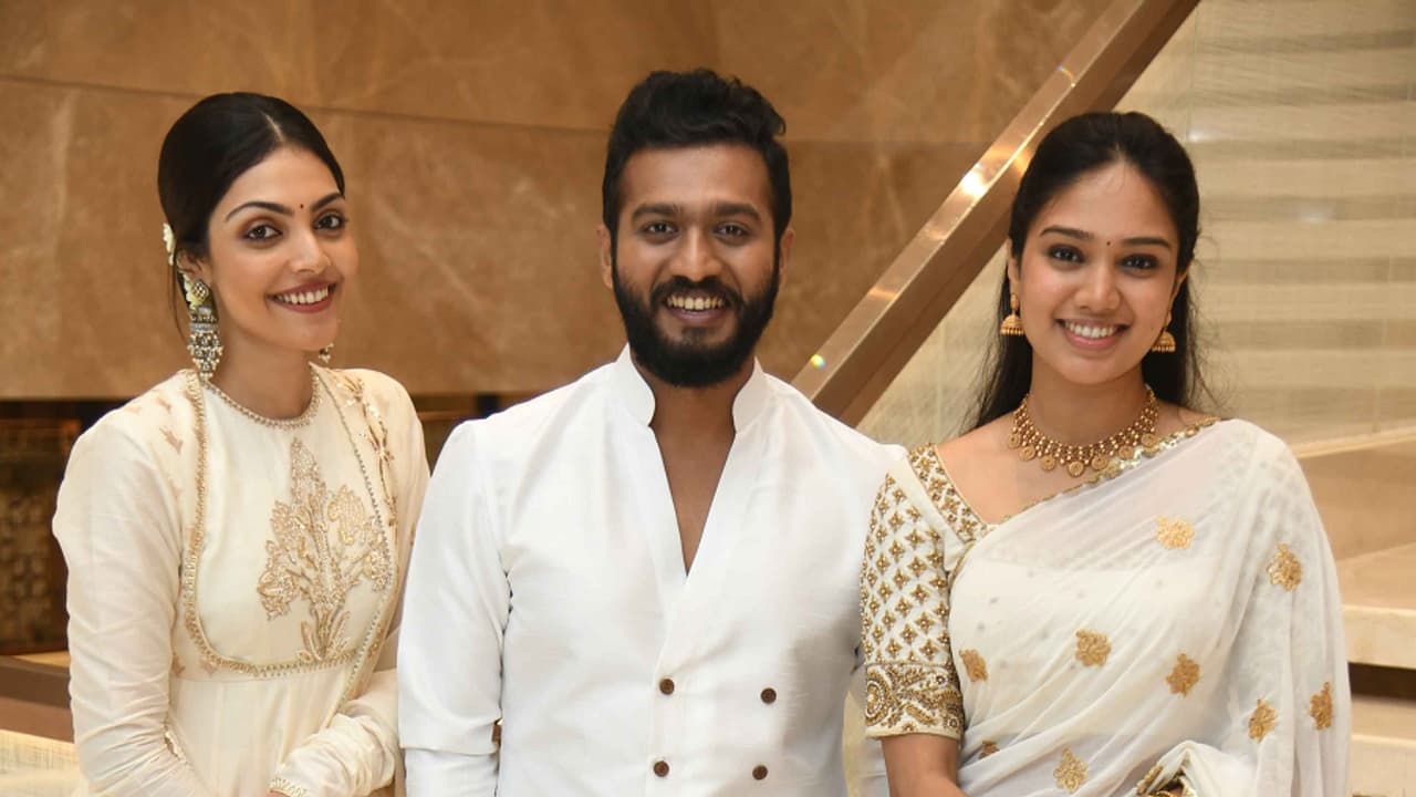 ನಿರ್ದೇಶಕ ಸಿಂಪಲ್ ಸುನಿ 'ದೇವರು ರುಜು ಮಾಡಿದನು' ಚಿತ್ರದಲ್ಲಿ ಕೀರ್ತಿ ಕೃಷ್ಣ, ದಿವಿತಾ ರೈ ನಿರ್ದೇಶಕ ಸಿಂಪಲ್ ಸುನಿ 'ದೇವರು ರುಜು ಮಾಡಿದನು' ಚಿತ್ರದಲ್ಲಿ ಕೀರ್ತಿ ಕೃಷ್ಣ, ದಿವಿತಾ ರೈ