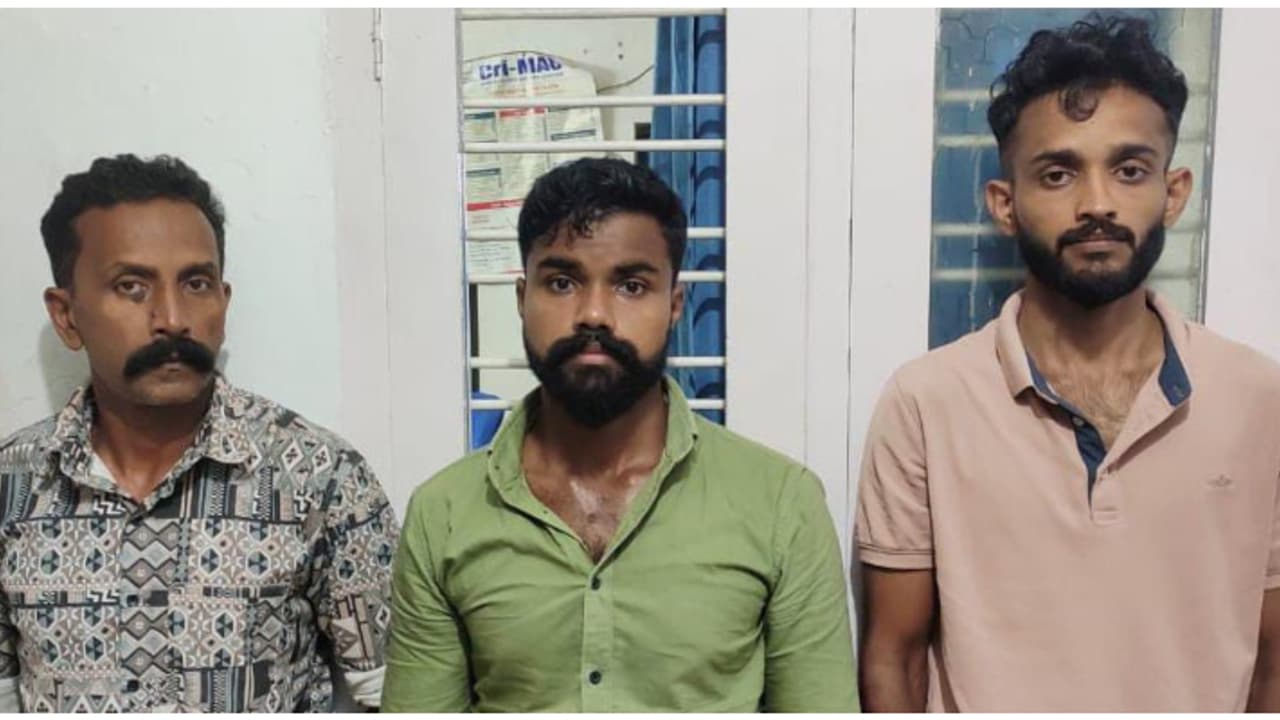 ആൾട്ടോ കാറിൽ മാരകായുധങ്ങളും തോക്കിൻ തിരകളും; വയനാട്ടിൽ മൂന്ന് പേര് പിടിയില് ആൾട്ടോ കാറിൽ മാരകായുധങ്ങളും തോക്കിൻ തിരകളും; വയനാട്ടിൽ മൂന്ന് പേര് പിടിയില്