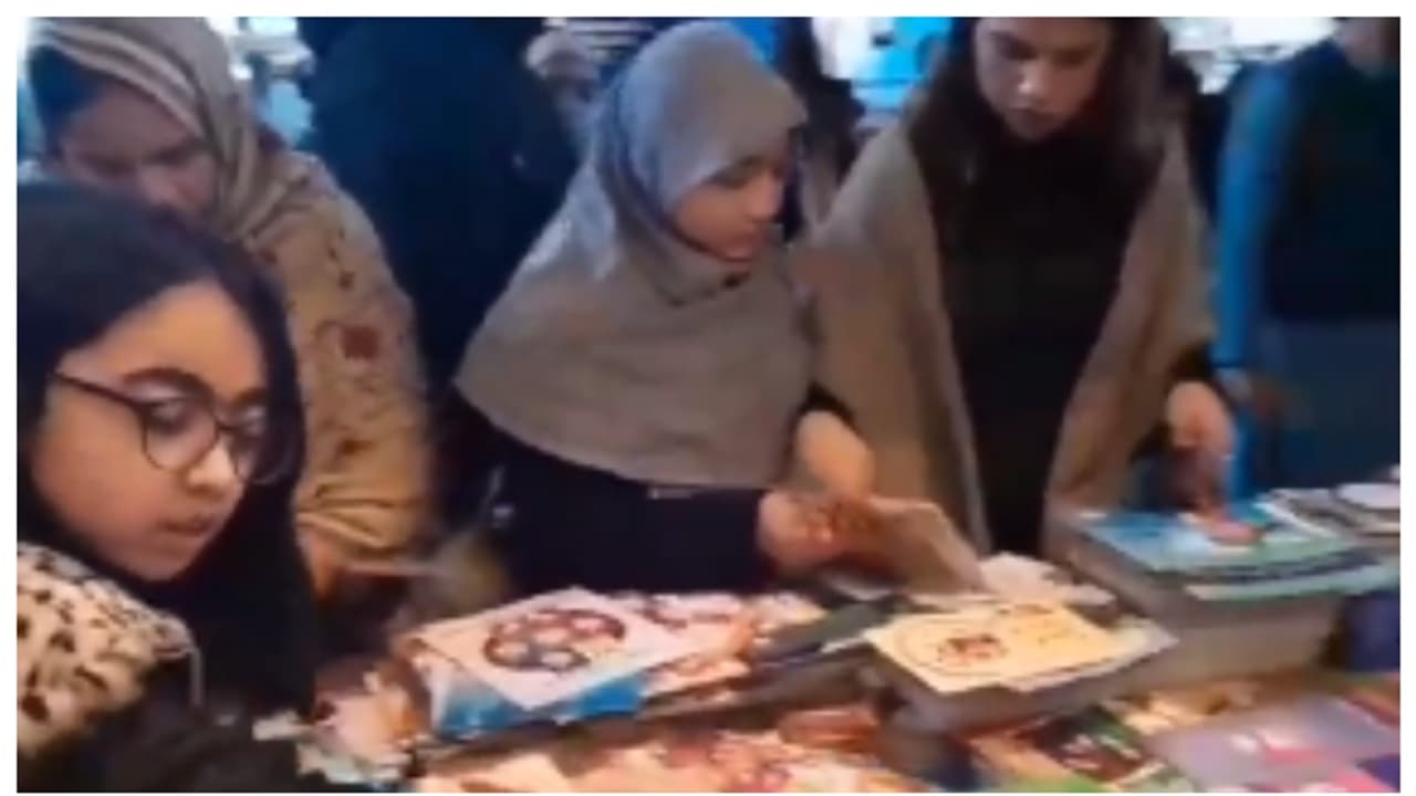 35 പുസ്തകങ്ങൾ, 800 ബിരിയാണി, 1300 ഷവർമ, 1600 ചിക്കൻ സാൻവിച്ച്; ലാഹോർ പുസ്തകമേളയിൽ വിറ്റുപോയതെന്ന് സോഷ്യൽ മീഡിയ 35 പുസ്തകങ്ങൾ, 800 ബിരിയാണി, 1300 ഷവർമ, 1600 ചിക്കൻ സാൻവിച്ച്; ലാഹോർ പുസ്തകമേളയിൽ വിറ്റുപോയതെന്ന് സോഷ്യൽ മീഡിയ