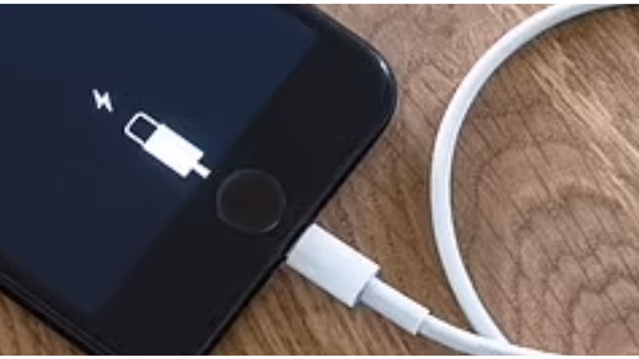 ഉപയോ​ഗിക്കാതെ വച്ചാലും ചാർജ് ഇറങ്ങി പോകുന്ന സ്പീഡ് കണ്ടോ... ഇത് കഷ്ടം തന്നെ! ഐഫോണിനെതിരെ പരാതിപ്രളയം