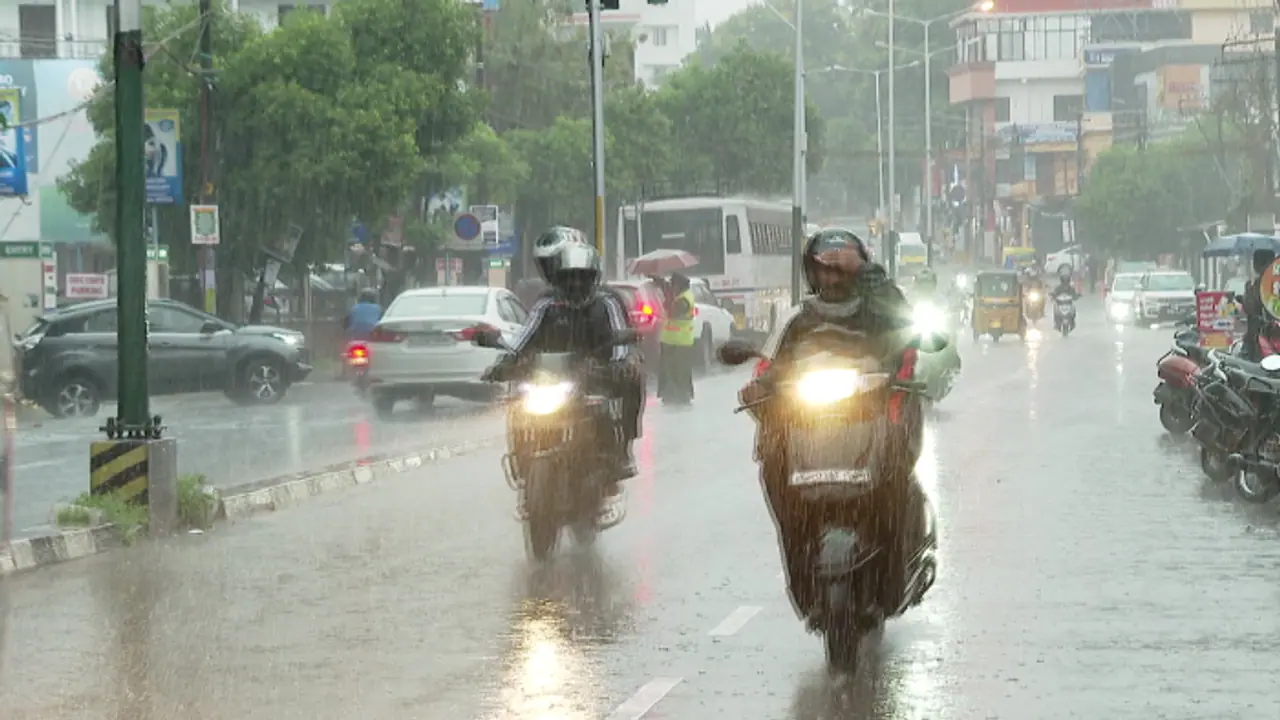 IMD predicts heavy rainfall and thunderstorms in Kerala; Yellow alert in 8 districts
