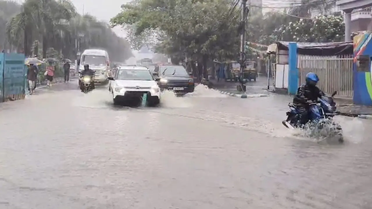 dana effect Pumps have been run to remove accumulated water in Kolkata Firhad Hakim bsm dana effect Pumps have been run to remove accumulated water in Kolkata Firhad Hakim bsm