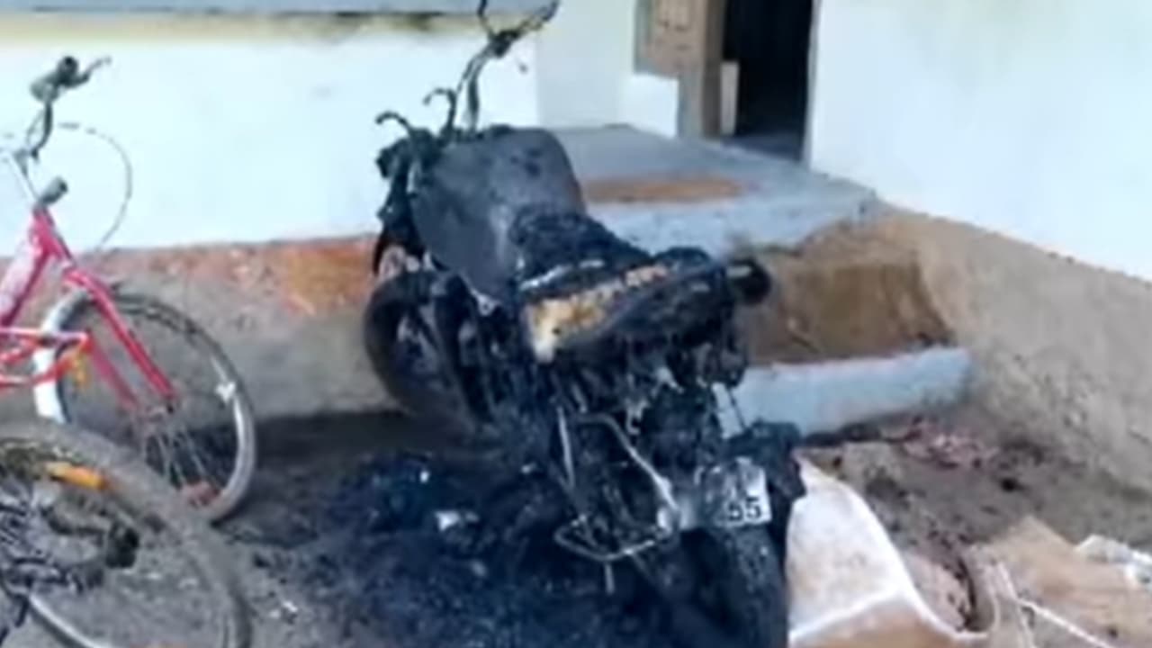 വീട്ടുമുറ്റത്ത് നിര്ത്തിയിട്ട ബൈക്ക് കത്തിച്ച നിലയില്; മൂന്നംഗ സംഘമെന്ന് വീട്ടുകാര് വീട്ടുമുറ്റത്ത് നിര്ത്തിയിട്ട ബൈക്ക് കത്തിച്ച നിലയില്; മൂന്നംഗ സംഘമെന്ന് വീട്ടുകാര്