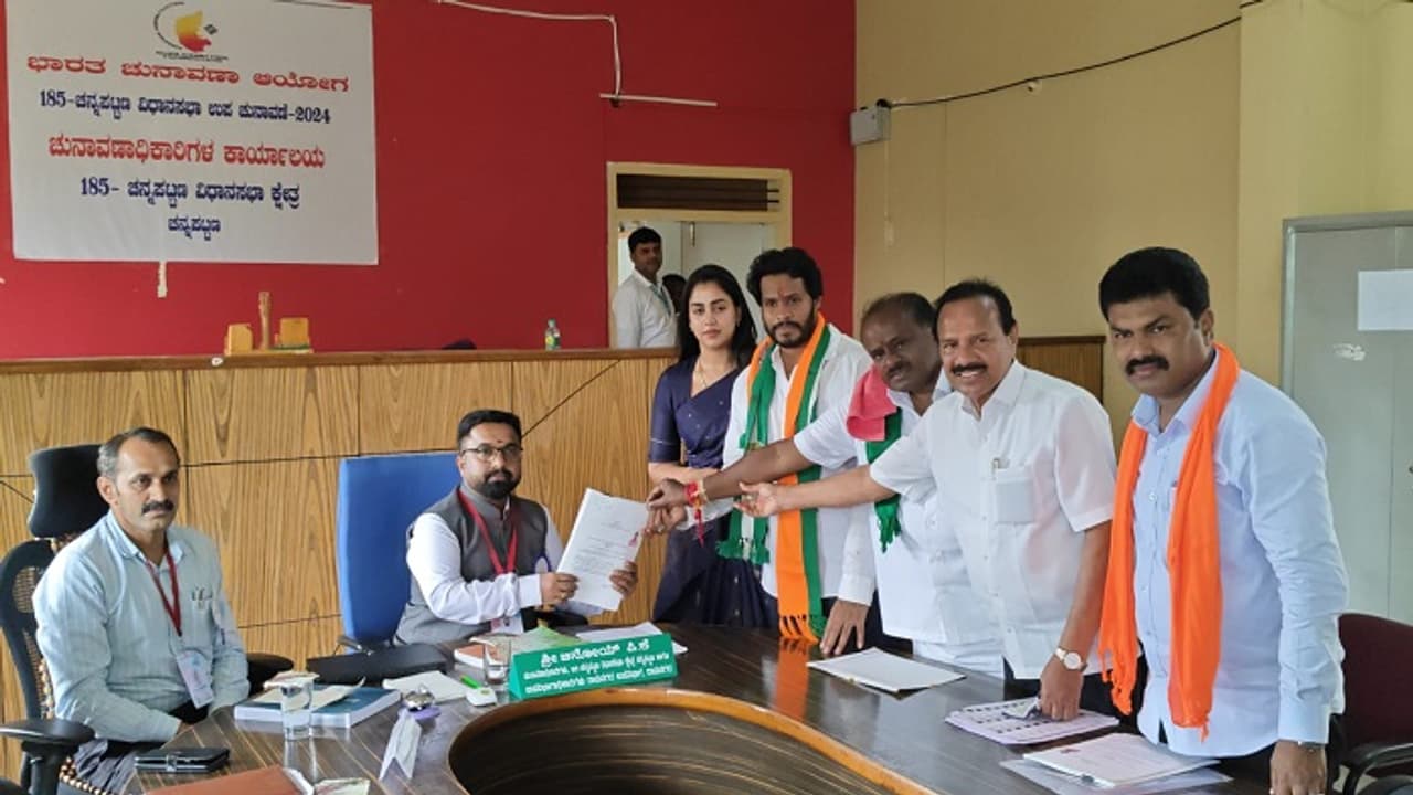 ಕುಮಾರಸ್ವಾಮಿ ಮಗನ ಆಸ್ತಿ 113.40 ಕೋಟಿ: ತಂದೆ, ತಾಯಿಗೇ ಸಾಲ ಕೊಟ್ಟ ನಿಖಿಲ್! ಕುಮಾರಸ್ವಾಮಿ ಮಗನ ಆಸ್ತಿ 113.40 ಕೋಟಿ: ತಂದೆ, ತಾಯಿಗೇ ಸಾಲ ಕೊಟ್ಟ ನಿಖಿಲ್!