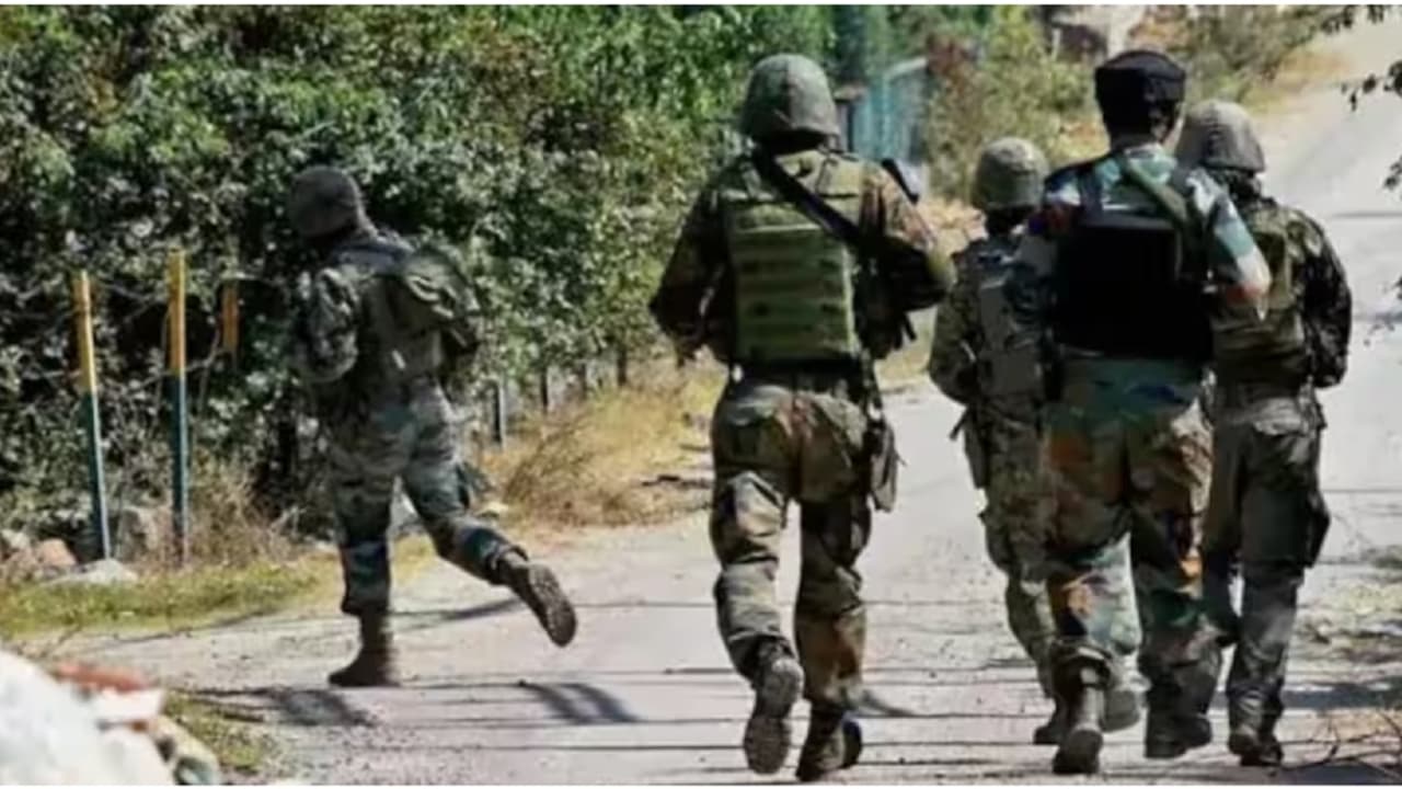 ജമ്മു കശ്മീരിൽ സൈനിക വാഹനത്തിന് നേരെയുണ്ടായ ആക്രമണം; പിന്നിൽ പാക് ഭീകരരെന്ന് പ്രതിരോധ വക്താവ് 
