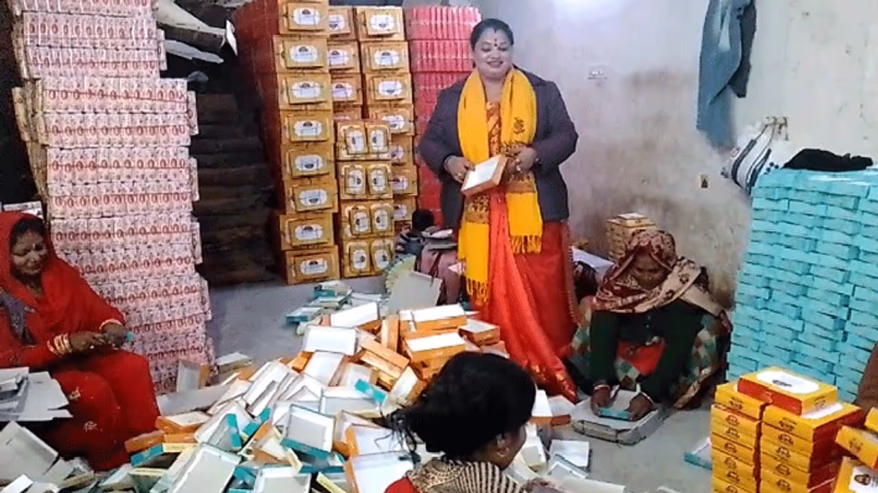 1500 रुपये से खड़ा कर दिया 3 करोड़ का बिजनेस: कैसे हाउसवाइफ संगीता पांडेय बनीं सफल बिजनेसमैन? 1500 रुपये से खड़ा कर दिया 3 करोड़ का बिजनेस: कैसे हाउसवाइफ संगीता पांडेय बनीं सफल बिजनेसमैन?