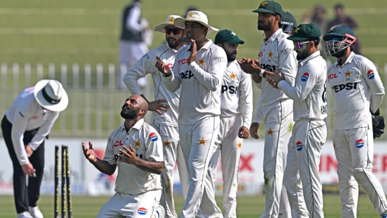 ഇംഗ്ലണ്ടിനെ സ്പിൻചുഴിയിൽ വീഴ്ത്തി പാകിസ്ഥാൻ, മൂന്നാം ടെസ്റ്റിൽ 9 വിക്കറ്റ് ജയം; 2021നുശേഷം നാട്ടിൽ പരമ്പര ഇംഗ്ലണ്ടിനെ സ്പിൻചുഴിയിൽ വീഴ്ത്തി പാകിസ്ഥാൻ, മൂന്നാം ടെസ്റ്റിൽ 9 വിക്കറ്റ് ജയം; 2021നുശേഷം നാട്ടിൽ പരമ്പര