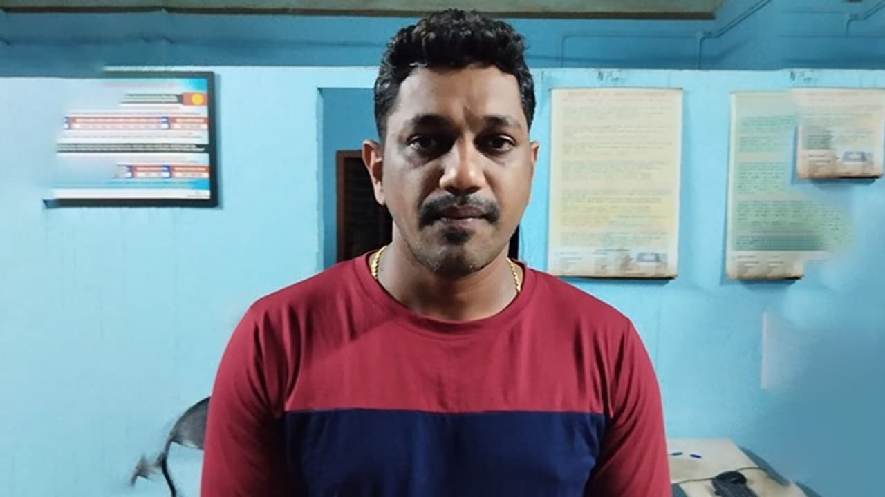 രഹസ്യവിവരത്തിൻ്റെ അടിസ്ഥാനത്തിൽ വീട്ടിലെത്തി പൊലീസ്; ജാമ്യത്തിലിറങ്ങി മുങ്ങിയ പ്രതി13 വർഷങ്ങൾക്ക് ശേഷം പിടിയിൽ