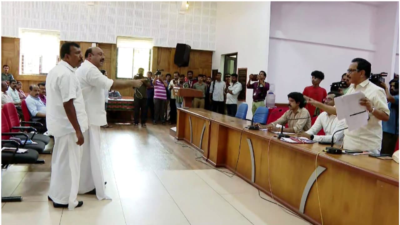 പിപി ദിവ്യയെ അറസ്റ്റ് ചെയ്യണം; പ്രമേയത്തിന് അനുമതി, മാറ്റത്തെ കുറിച്ച് സർക്കാർ തീരുമാനിക്കട്ടെയെന്ന് കളക്ടർ