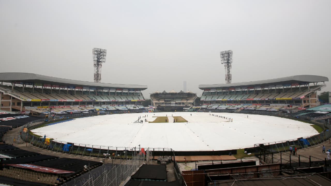 മഴ തന്നെ, മഴയോട് മഴ! രണ്ടാം ദിവസവും മഴയില് കുതിര്ന്നേക്കും; കേരളം ബംഗാള് രഞ്ജി മത്സരം വൈകും മഴ തന്നെ, മഴയോട് മഴ! രണ്ടാം ദിവസവും മഴയില് കുതിര്ന്നേക്കും; കേരളം ബംഗാള് രഞ്ജി മത്സരം വൈകും