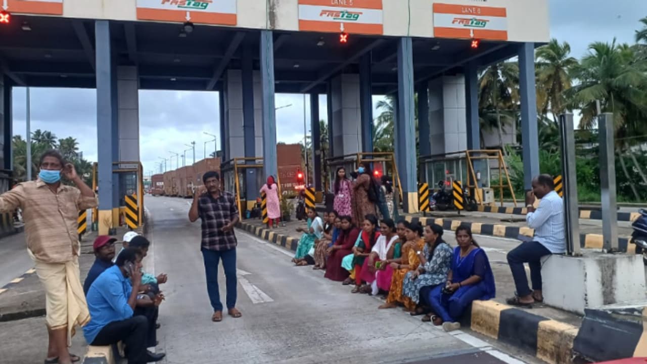 ജീവനക്കാർ അറിയാതെ കരാർ പിന്മാറ്റം, ആനുകൂല്യം നിഷേധിച്ചു; തിരുവല്ലത്ത് ടോൾ പ്ലാസയിൽ പണിമുടക്കി പ്രതിഷേധം