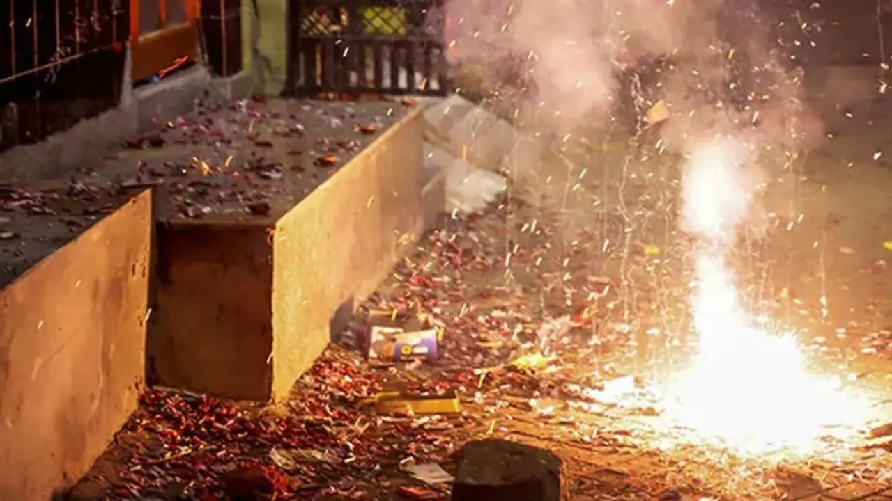 റോഡിലെറിഞ്ഞ അമിട്ട് പൊട്ടിയില്ല, ലോറി കയറും മുമ്പേ തിരിച്ചെടുത്തപ്പോള് പൊട്ടി, യുവാവിന് കൈപ്പത്തി നഷ്ടമായി റോഡിലെറിഞ്ഞ അമിട്ട് പൊട്ടിയില്ല, ലോറി കയറും മുമ്പേ തിരിച്ചെടുത്തപ്പോള് പൊട്ടി, യുവാവിന് കൈപ്പത്തി നഷ്ടമായി