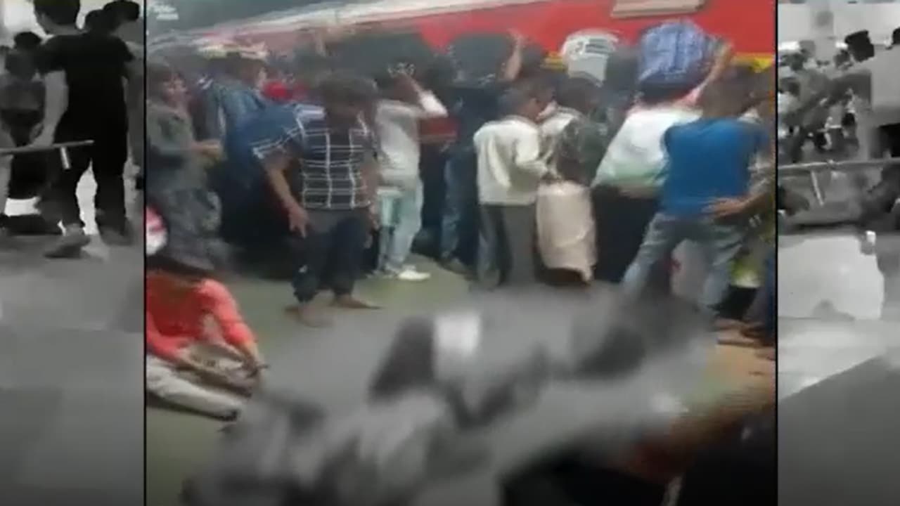 ദീപാവലിക്ക് നാട്ടിൽ പോകാനുള്ള തിരക്ക്; മുംബൈയിൽ ട്രെയിനിൽ കയറാനുള്ള കൂട്ടയിടിയിൽ ഒമ്പതോളം പേര്‍ക്ക് പരിക്ക്