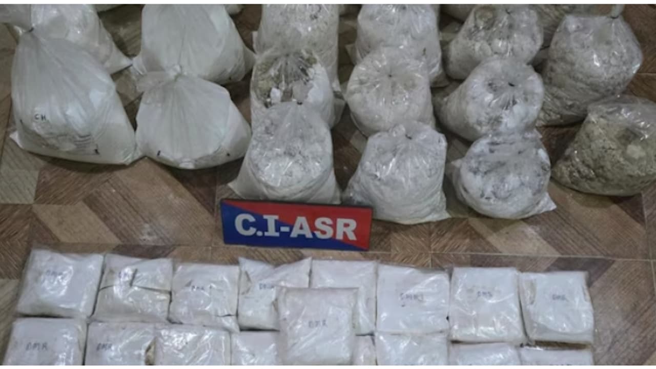 സംസ്ഥാനം കണ്ട് ഏറ്റവും വലിയ ഹെറോയിൻ വേട്ട; പഞ്ചാബിൽ പിടിച്ചെടുത്തത് 105 കിലോ ഹെറോയിന്, 2 പേർ അറസ്റ്റിൽ സംസ്ഥാനം കണ്ട് ഏറ്റവും വലിയ ഹെറോയിൻ വേട്ട; പഞ്ചാബിൽ പിടിച്ചെടുത്തത് 105 കിലോ ഹെറോയിന്, 2 പേർ അറസ്റ്റിൽ