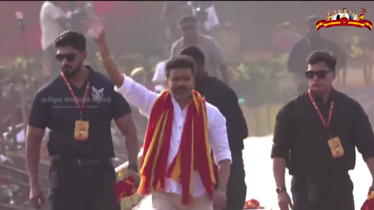 ജനസമുദ്രത്തിനിടയിലേക്ക് വിജയിയുടെ 'മാസ് എന്ട്രി'; വിക്രവാണ്ടിയിൽ ടിവികെയുടെ പ്രഥമ സംസ്ഥാന സമ്മേളനം തുടങ്ങി ജനസമുദ്രത്തിനിടയിലേക്ക് വിജയിയുടെ 'മാസ് എന്ട്രി'; വിക്രവാണ്ടിയിൽ ടിവികെയുടെ പ്രഥമ സംസ്ഥാന സമ്മേളനം തുടങ്ങി