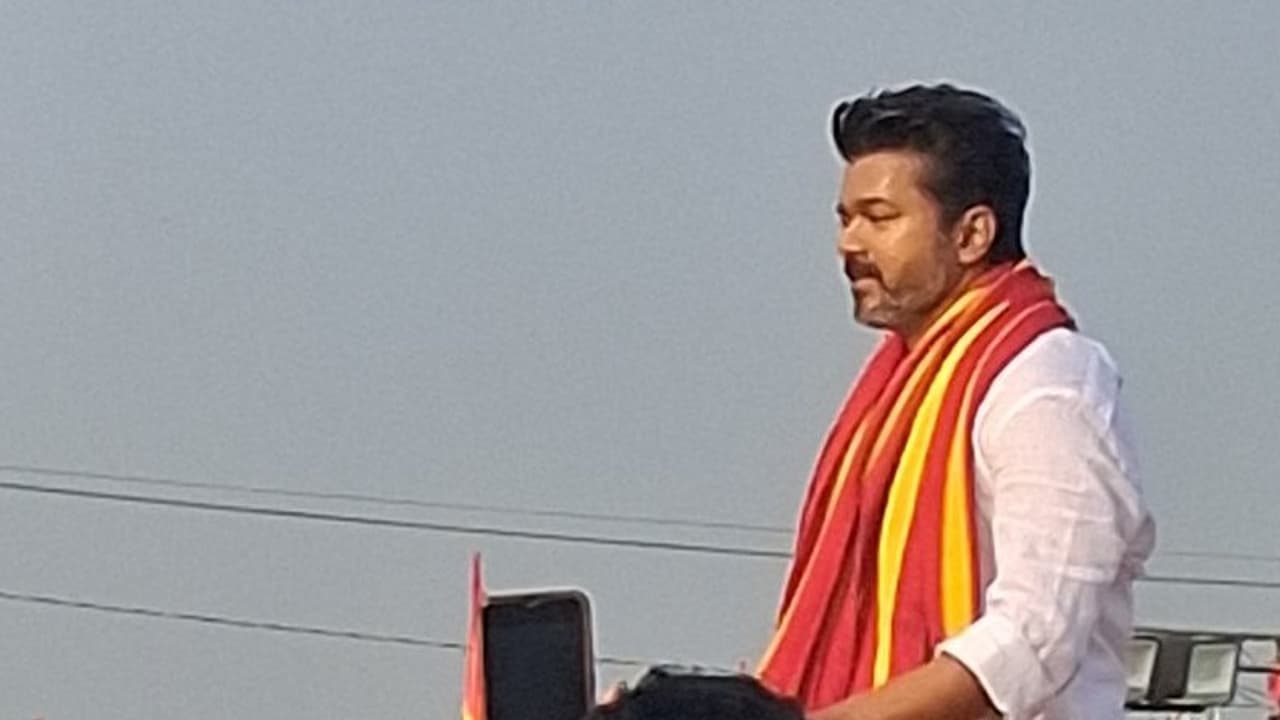 800 மீ தூரம் வைக்கபட்ட மேடையில் நடந்து சென்று ரசிகர்கள் கொடுத்த கட்சி துண்டை அணிந்து கொண்ட தளபதி!