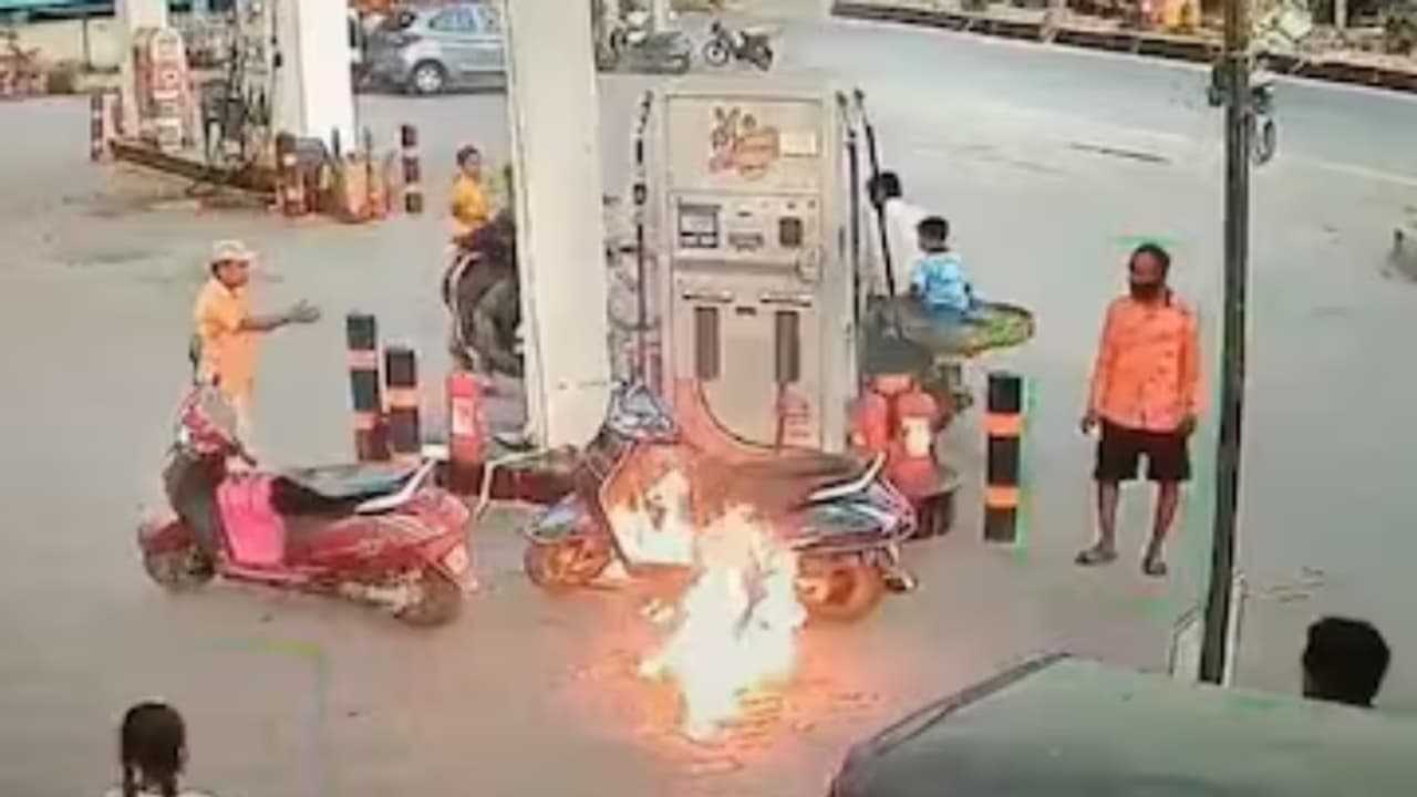 Hyderabad SHOCKER! Drunk man ignites fire at petrol pump after 'dare' (WATCH) Hyderabad SHOCKER! Drunk man ignites fire at petrol pump after 'dare' (WATCH)