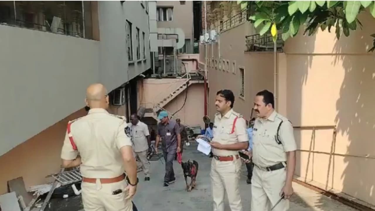 തിരുപ്പതി ക്ഷേത്രത്തിന് സമീപമുള്ള രണ്ട് ഹോട്ടലുകൾക്ക് കൂടി ബോംബ് ഭീഷണി; പരിശോധനയിൽ വ്യാജമെന്ന് കണ്ടെത്തി തിരുപ്പതി ക്ഷേത്രത്തിന് സമീപമുള്ള രണ്ട് ഹോട്ടലുകൾക്ക് കൂടി ബോംബ് ഭീഷണി; പരിശോധനയിൽ വ്യാജമെന്ന് കണ്ടെത്തി