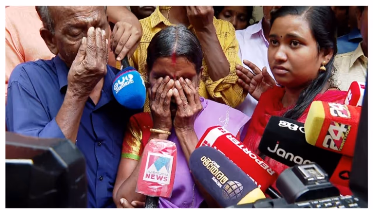 'സ്നേഹിച്ച് കൊണ്ടുവന്ന കുറ്റത്തിനല്ലേ എന്റെ മകനോടീ ക്രൂരത ചെയ്തത്? വേറൊരു തെറ്റും അവൻ ചെയ്തില്ലല്ലോ' 'സ്നേഹിച്ച് കൊണ്ടുവന്ന കുറ്റത്തിനല്ലേ എന്റെ മകനോടീ ക്രൂരത ചെയ്തത്? വേറൊരു തെറ്റും അവൻ ചെയ്തില്ലല്ലോ'