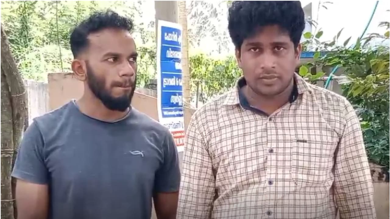 കൈകാട്ടി നിർത്തിയില്ല; കാറിനെ പിന്തുടർന്ന് പൊലീസ്, മണ്ണാർക്കാട് കഞ്ചാവുമായി രണ്ടു പേർ പിടിയിൽ കൈകാട്ടി നിർത്തിയില്ല; കാറിനെ പിന്തുടർന്ന് പൊലീസ്, മണ്ണാർക്കാട് കഞ്ചാവുമായി രണ്ടു പേർ പിടിയിൽ