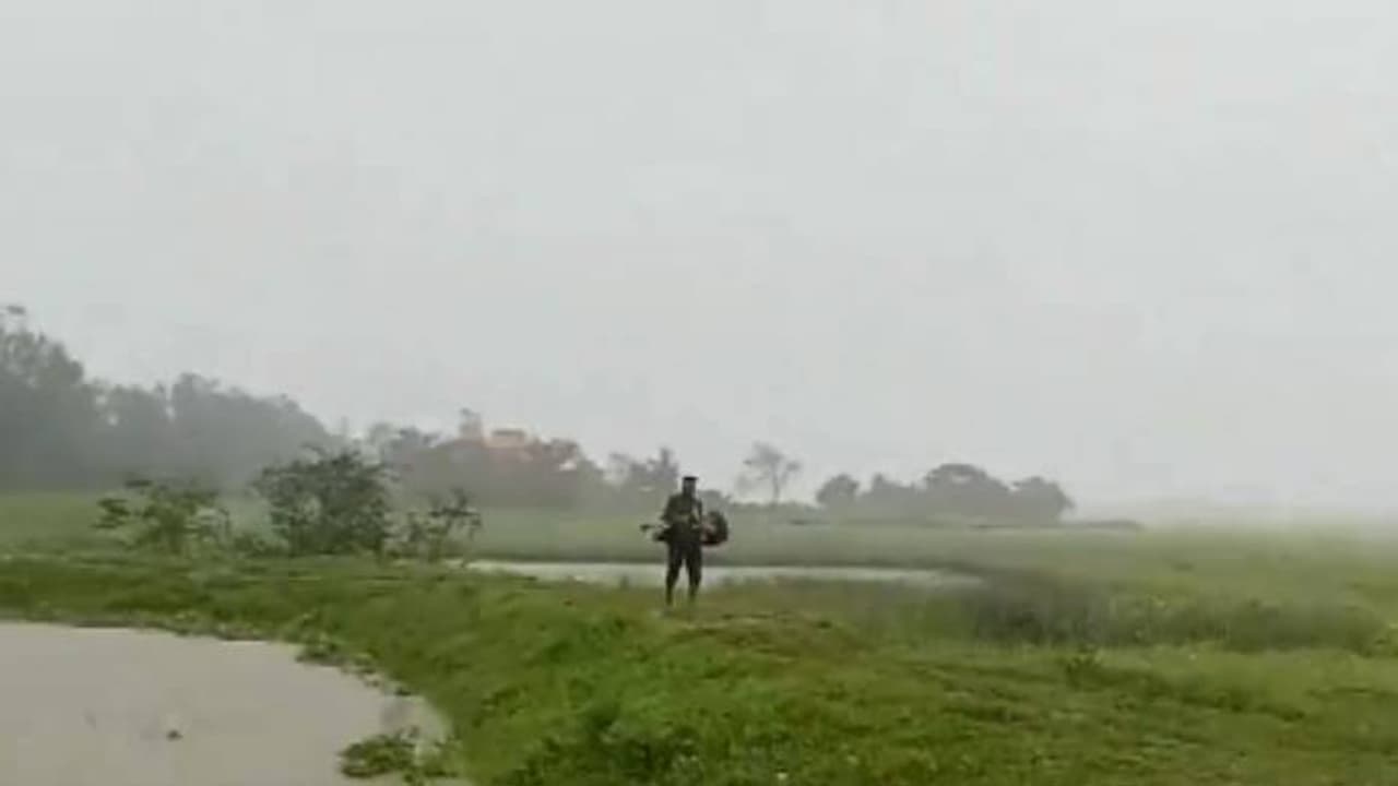 കനത്ത മഴ, വീശിയടിക്കുന്ന കാറ്റ്, ഒന്നും വകവയ്ക്കാതെ സ്ത്രീയെ കൈകളിലെടുത്തോടി ആംബുലൻസ് ജീവനക്കാരൻ