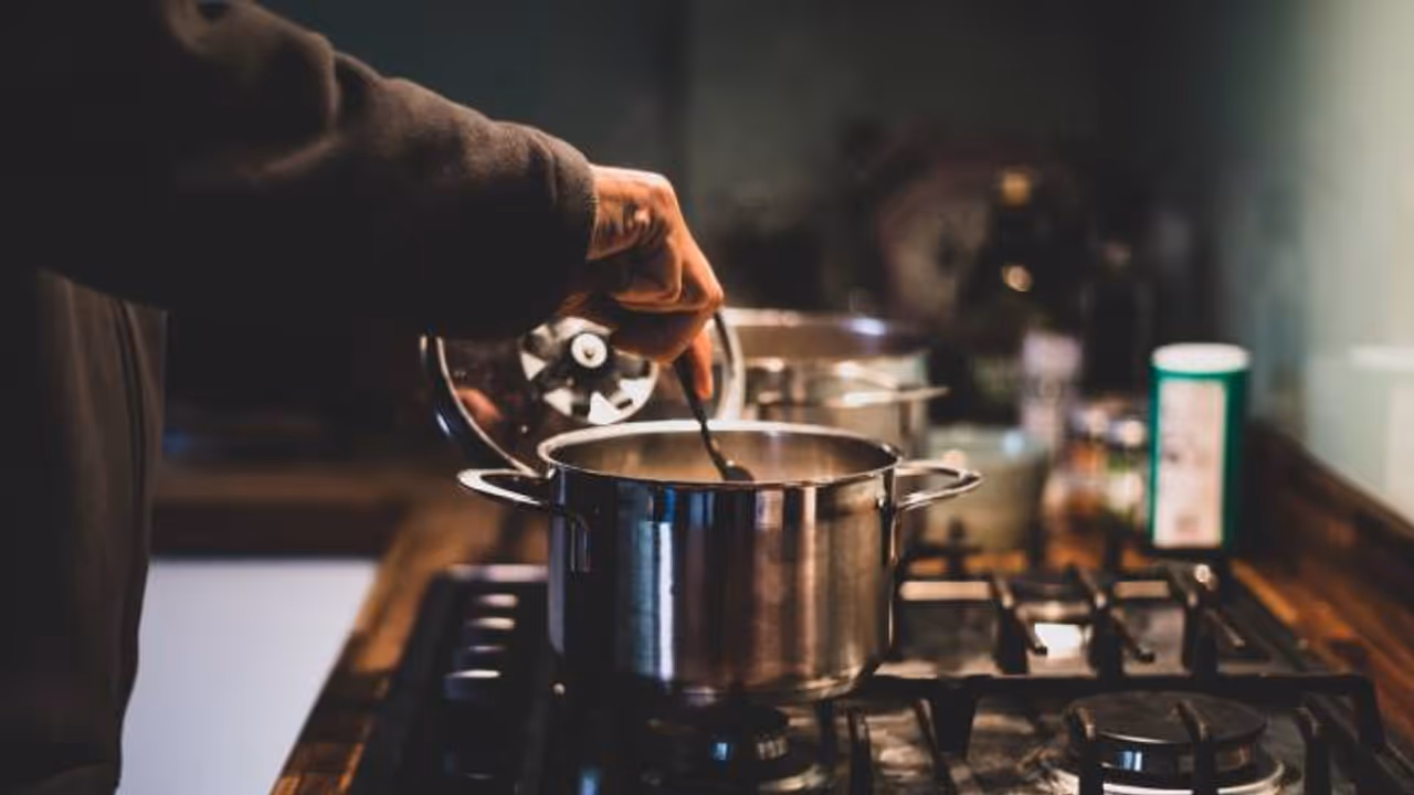 'കുക്കിന്റെ കുക്കിന് ഇനി വേറെ ഒരു കുക്കുണ്ടോ'; പാചകക്കാരന് വീട്ടിൽ മറ്റൊരു പാചക്കാരനുണ്ടെന്ന് പോസ്റ്റ്