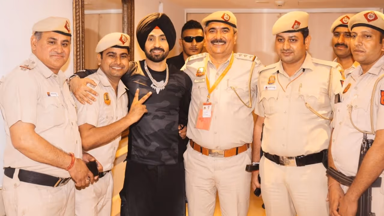 Dil Luminati Tour Concert: Diljit Dosanjh poses with Delhi Police; thanks for support during Delhi concert Dil Luminati Tour Concert: Diljit Dosanjh poses with Delhi Police; thanks for support during Delhi concert