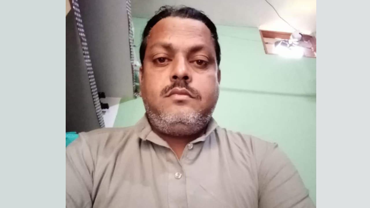 ഓടുന്നതിനിടെ കാറിന്റെ ബോണറ്റ് തുറന്നു; പിന്നാലെ അപകടം, 44കാരൻ സൗദിയിൽ മരിച്ചു ഓടുന്നതിനിടെ കാറിന്റെ ബോണറ്റ് തുറന്നു; പിന്നാലെ അപകടം, 44കാരൻ സൗദിയിൽ മരിച്ചു