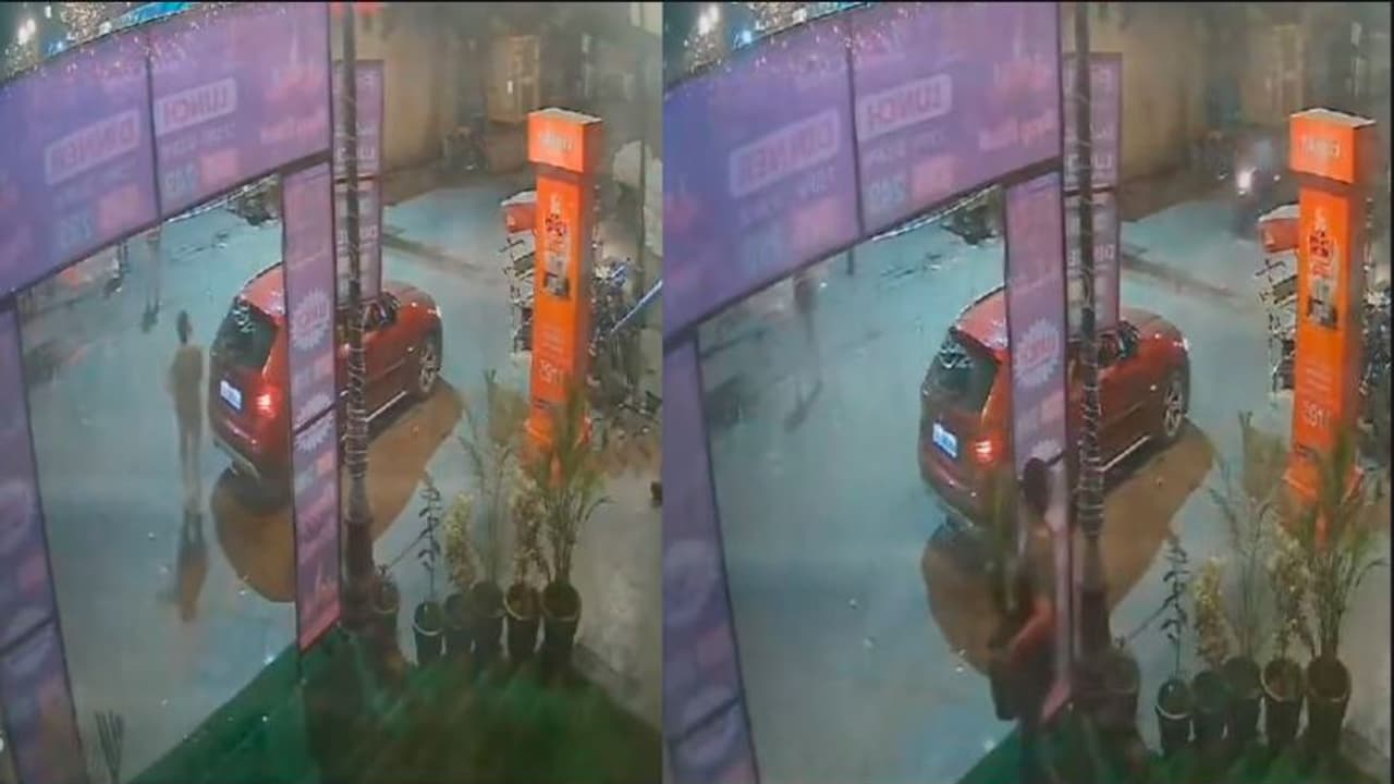 ಹಣವಂತೆಯ ಹಣೆಬರಹ ನೋಡಿ: BMW ಕಾರಲ್ಲಿ ಬಂದು ಹೂಕುಂಡ ಕದ್ದ ಮಹಿಳೆ ಹಣವಂತೆಯ ಹಣೆಬರಹ ನೋಡಿ: BMW ಕಾರಲ್ಲಿ ಬಂದು ಹೂಕುಂಡ ಕದ್ದ ಮಹಿಳೆ