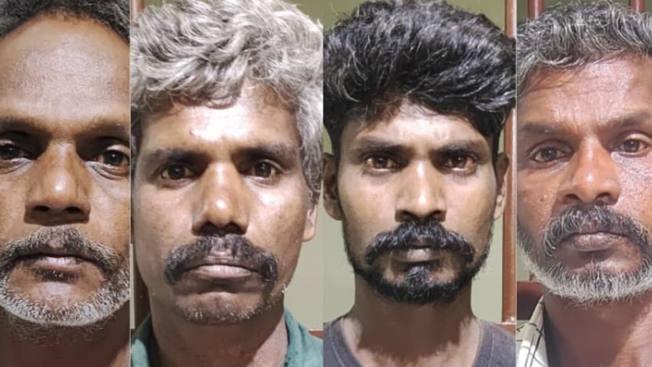 എല്ലാവരും 'പ്രൊഫഷണൽസ്, ഒരു കിലോ എത്തിച്ചാൽ 900 രൂപ; ബസിൽ 19 കിലോ ചന്ദനത്തടി കടത്താൻ ശ്രമം, 4 പേരെ പൊക്കി എല്ലാവരും 'പ്രൊഫഷണൽസ്, ഒരു കിലോ എത്തിച്ചാൽ 900 രൂപ; ബസിൽ 19 കിലോ ചന്ദനത്തടി കടത്താൻ ശ്രമം, 4 പേരെ പൊക്കി