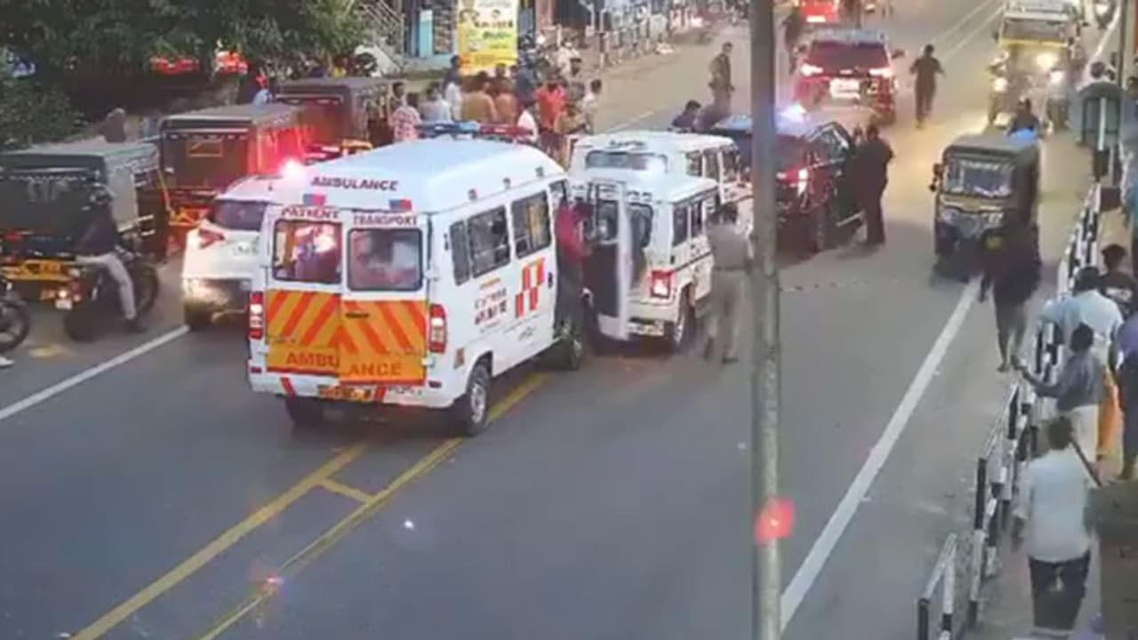 "മൂന്നു സെക്കൻഡ് റൂൾ പാലിക്കൂ, അപകടം ഉറപ്പ്" എംവിഡി പണ്ടേ പറഞ്ഞു! പക്ഷേ വിഐപി വണ്ടികൾ പോലും കേട്ടില്ല! "മൂന്നു സെക്കൻഡ് റൂൾ പാലിക്കൂ, അപകടം ഉറപ്പ്" എംവിഡി പണ്ടേ പറഞ്ഞു! പക്ഷേ വിഐപി വണ്ടികൾ പോലും കേട്ടില്ല!