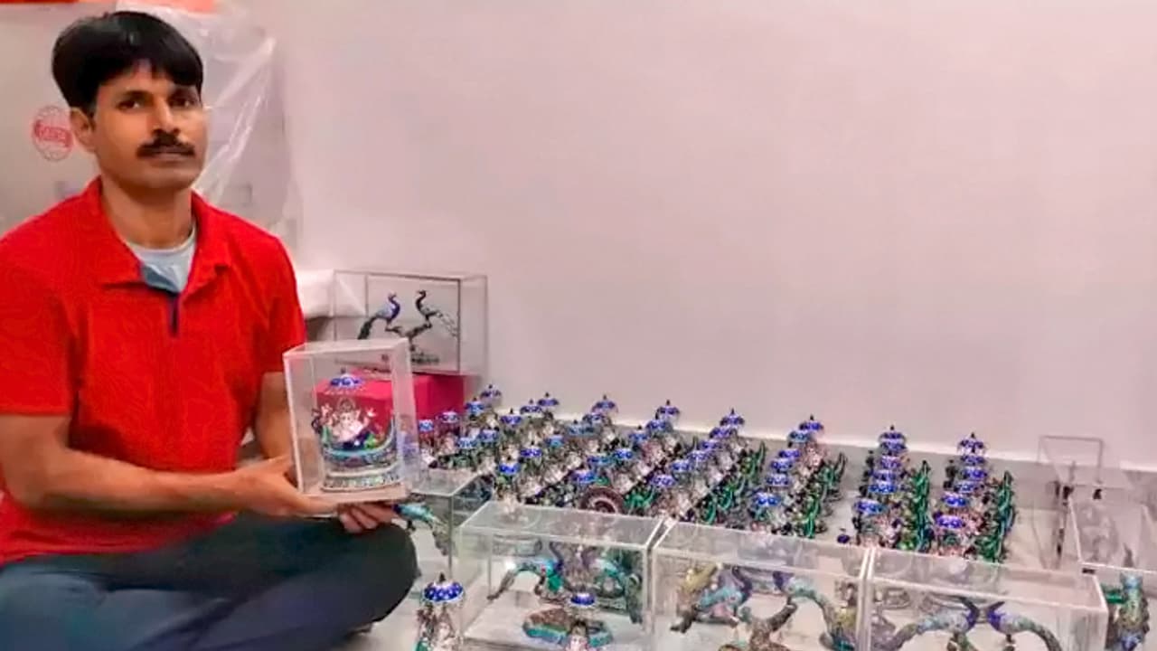 ఈ దీపావళికి గులాబీ మీనాకారీకి ఫుల్ డిమాండ్ ... ఈ హస్తకళా వస్తువుల ప్రత్యేకత ఏంటో తెలుసా?