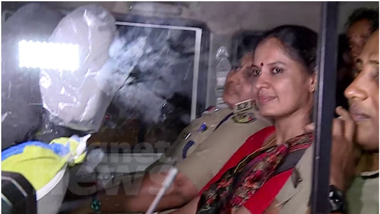 ദിവ്യ അഴിക്കുള്ളില്; പുള്ളിക്കുന്ന് വനിതാ ജയിലിലെത്തിച്ചു, ജാമ്യാപേക്ഷയെ എതിർക്കുമെന്ന് നവീന്റെ കുടുംബം ദിവ്യ അഴിക്കുള്ളില്; പുള്ളിക്കുന്ന് വനിതാ ജയിലിലെത്തിച്ചു, ജാമ്യാപേക്ഷയെ എതിർക്കുമെന്ന് നവീന്റെ കുടുംബം