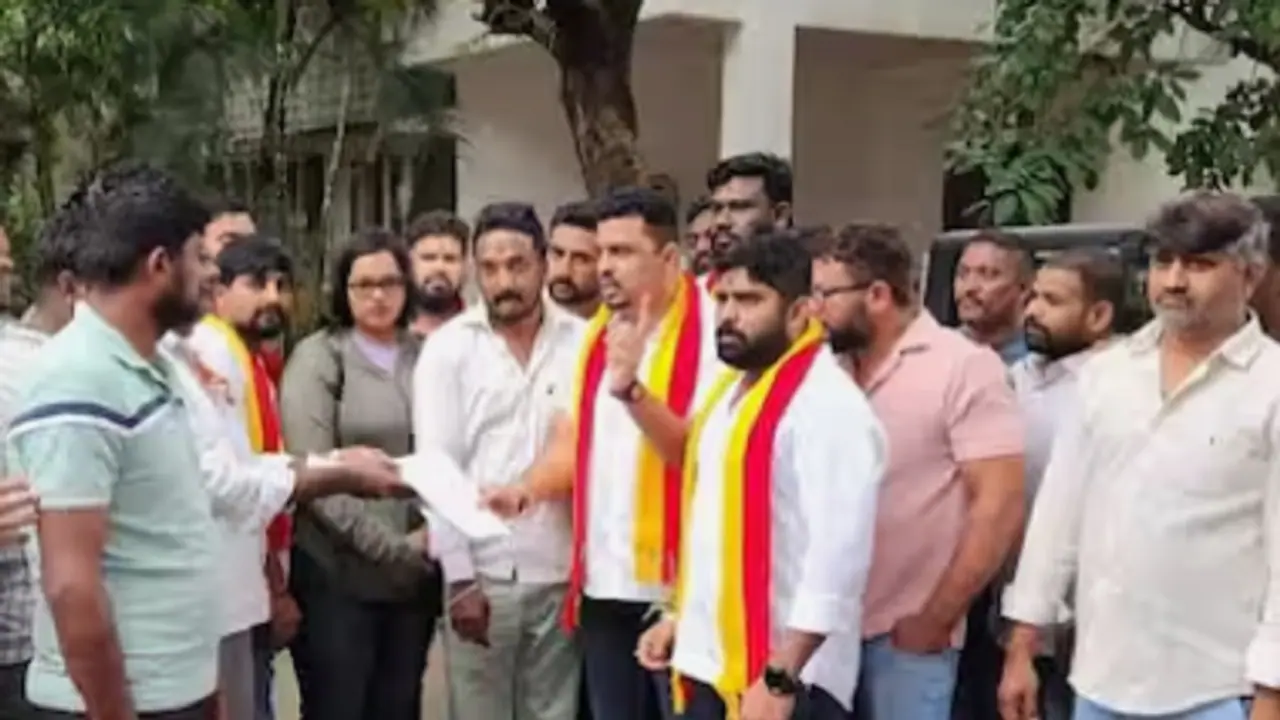 ಕನ್ನಡ ಕವಿಗಳ ನಾಮಫಲಕ ಬಡಾವಣೆಯ ರಸ್ತೆಗಳಿಗೆ ಅಳವಡಿಸಲು ಸ್ಥಳೀಯರ ವಿರೋಧ ಕನ್ನಡ ಕವಿಗಳ ನಾಮಫಲಕ ಬಡಾವಣೆಯ ರಸ್ತೆಗಳಿಗೆ ಅಳವಡಿಸಲು ಸ್ಥಳೀಯರ ವಿರೋಧ