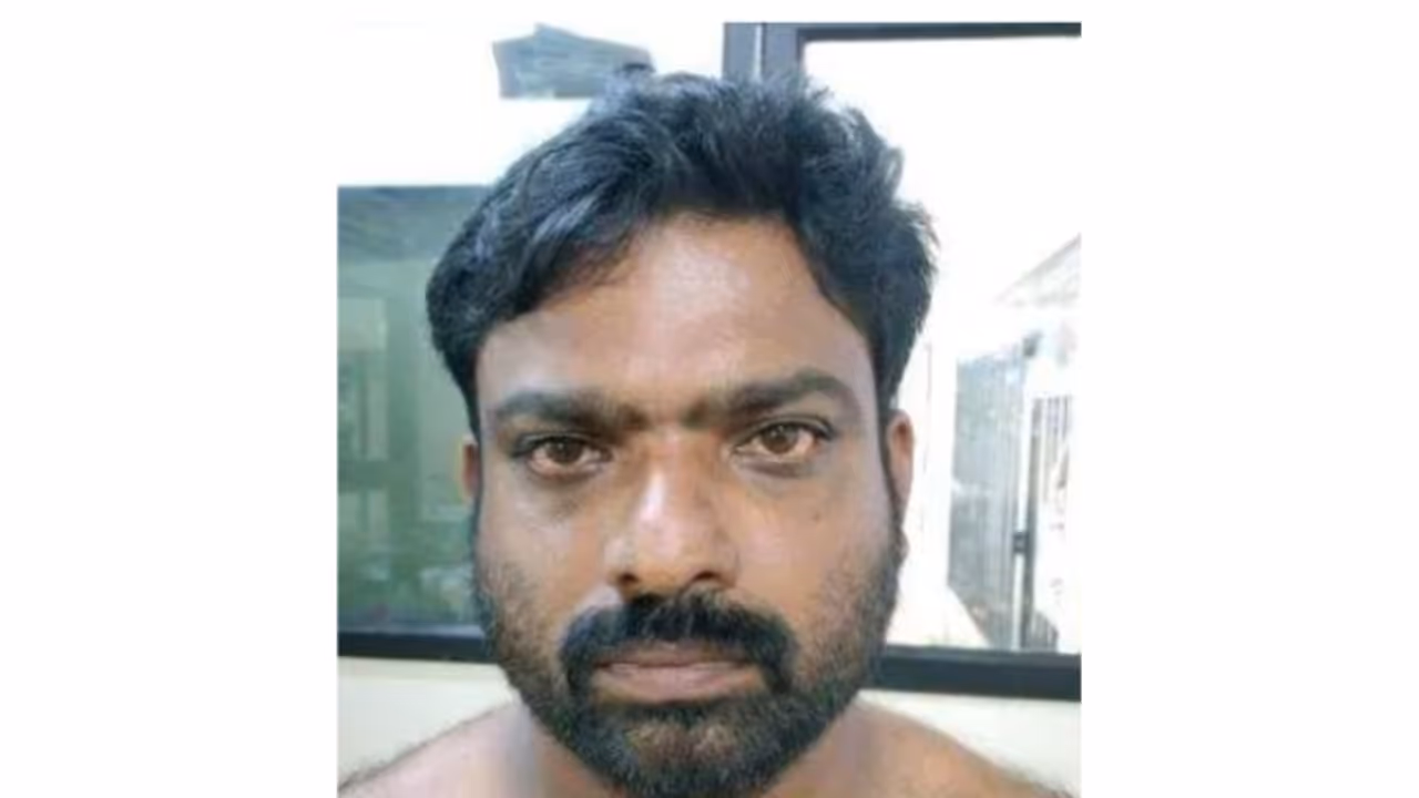 മക്കളുടെ മുന്നിലിട്ട് ഭാര്യയെ വെട്ടി പരിക്കേൽപ്പിച്ച ശേഷം ഒളിവിൽപോയ യുവാവ് ഈറോഡിലെ ഉൾഗ്രാമത്തിൽ നിന്ന് പിടിയിൽ മക്കളുടെ മുന്നിലിട്ട് ഭാര്യയെ വെട്ടി പരിക്കേൽപ്പിച്ച ശേഷം ഒളിവിൽപോയ യുവാവ് ഈറോഡിലെ ഉൾഗ്രാമത്തിൽ നിന്ന് പിടിയിൽ