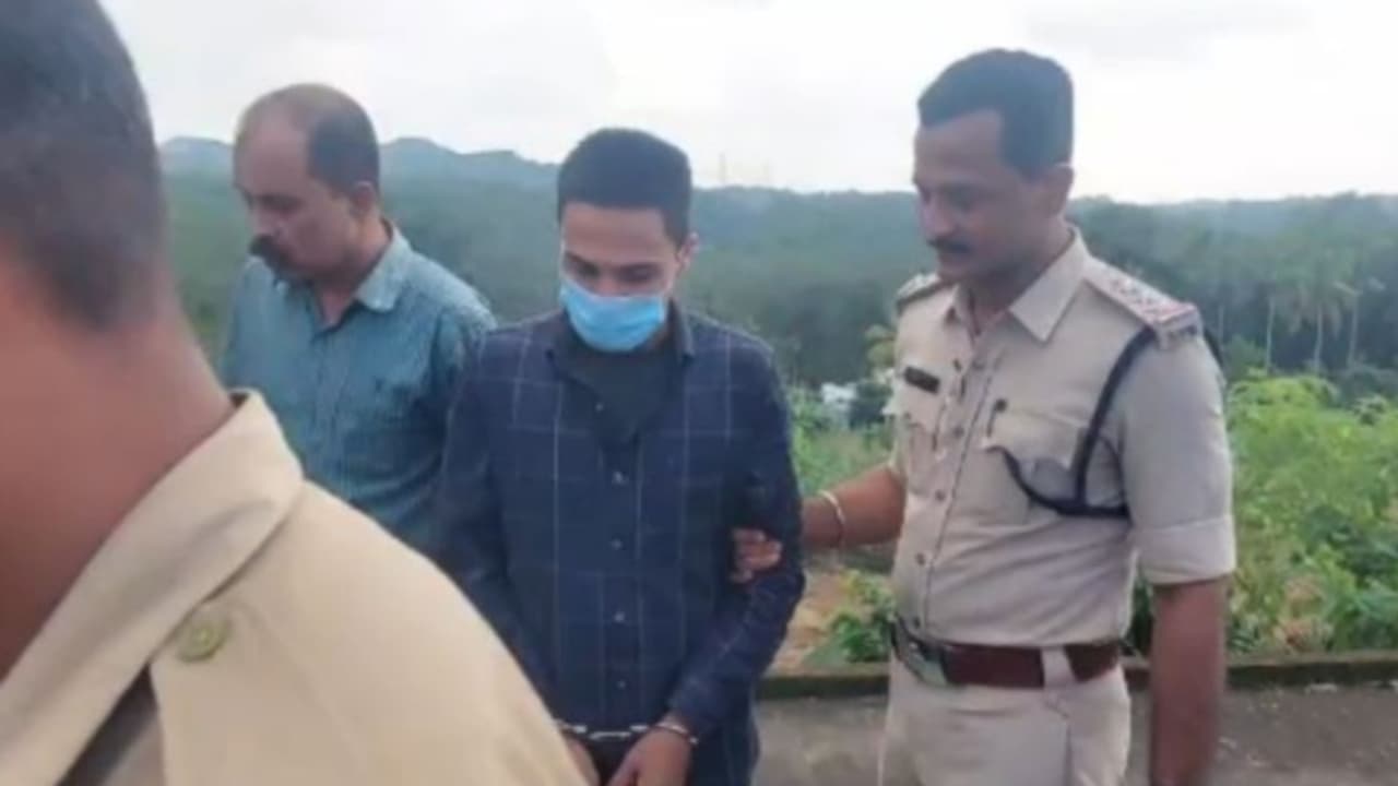 പൊലീസുകാരന്റെ കൊലപാതകം; പ്രതി ആഭിചാര ക്രിയകൾ ചെയ്യുന്നയാൾ, വീട്ടിൽ എയർഗണ്ണും രക്തം പുരണ്ട വസ്ത്രങ്ങളും പൊലീസുകാരന്റെ കൊലപാതകം; പ്രതി ആഭിചാര ക്രിയകൾ ചെയ്യുന്നയാൾ, വീട്ടിൽ എയർഗണ്ണും രക്തം പുരണ്ട വസ്ത്രങ്ങളും