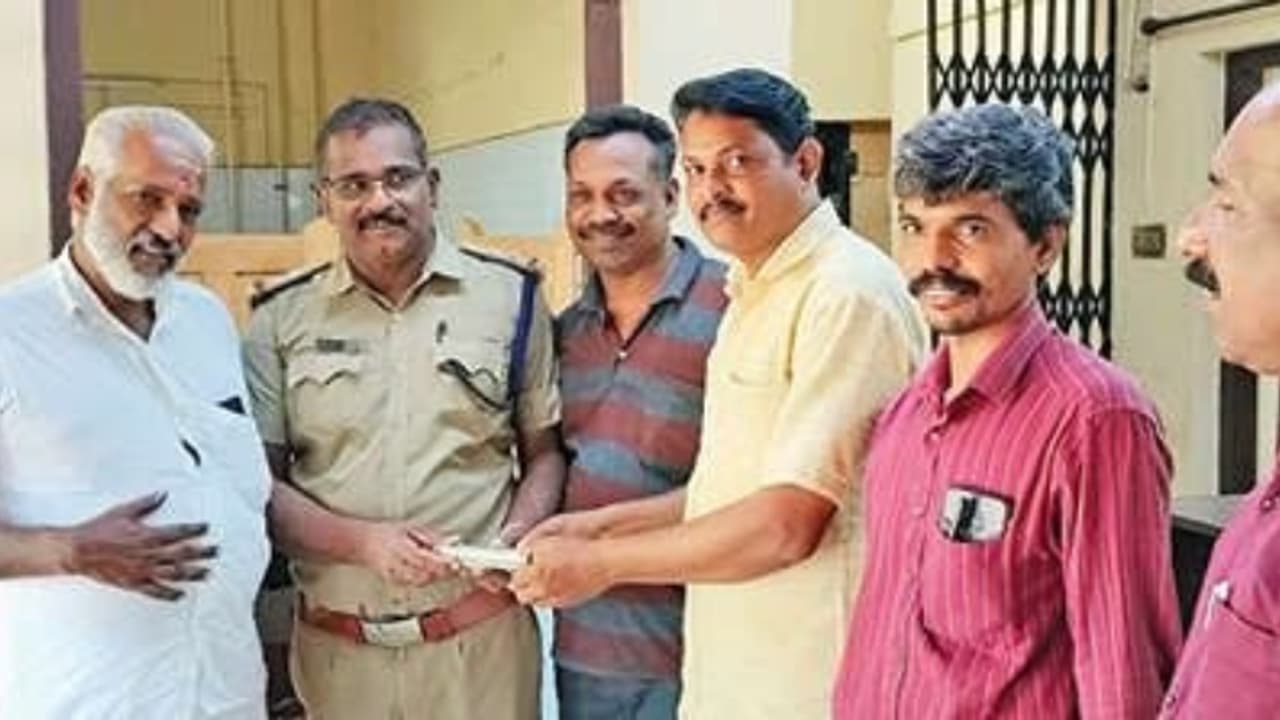 ഓട്ടം കഴിഞ്ഞ് വരുമ്പോൾ റോഡരികിൽ ഒരു പൊതി, തുറന്നപ്പോൾ 1 ലക്ഷം രൂപ! പൊലീസിലേൽപ്പിച്ച് മാതൃകയായി ഓട്ടോ ഡ്രൈവർ ഓട്ടം കഴിഞ്ഞ് വരുമ്പോൾ റോഡരികിൽ ഒരു പൊതി, തുറന്നപ്പോൾ 1 ലക്ഷം രൂപ! പൊലീസിലേൽപ്പിച്ച് മാതൃകയായി ഓട്ടോ ഡ്രൈവർ