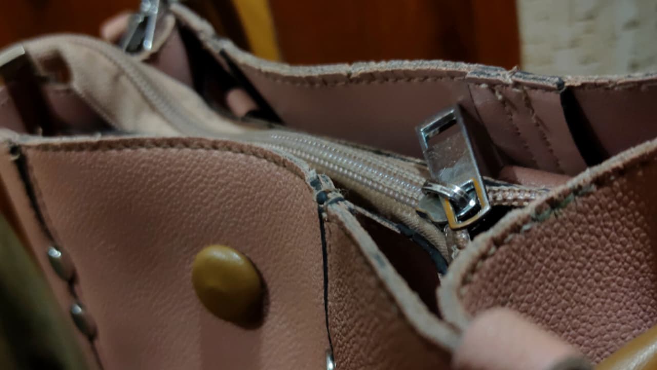 ബസിറങ്ങിയ യുവതി ബാഗ് മറന്നുവച്ചു, പിന്നാലെ ഇരുപ്പ് സമരം; വട്ടംകറങ്ങി പൊലീസും നാട്ടുകാരും, ഒടുവിൽ ആശ്വാസം