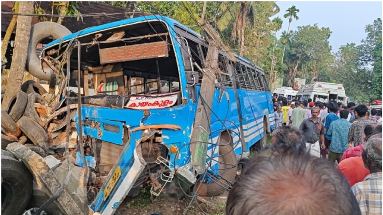 പത്തനംതിട്ടയില് സ്വകാര്യ ബസ് മറിഞ്ഞ് അപകടം; പത്തിലേറെ പേർക്ക് പരിക്ക് പത്തനംതിട്ടയില് സ്വകാര്യ ബസ് മറിഞ്ഞ് അപകടം; പത്തിലേറെ പേർക്ക് പരിക്ക്
