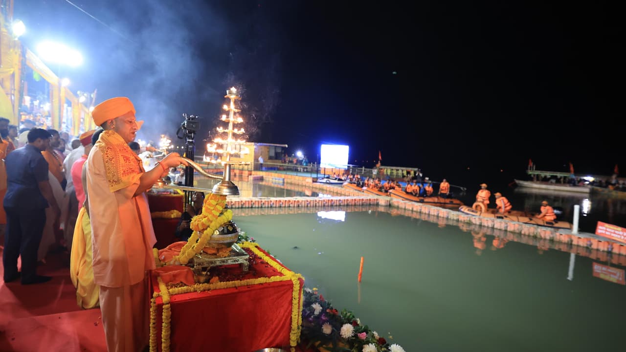 Over 1,100 Vedacharyas join CM Yogi for grand Saryu aarti at Deepotsav (PHOTOS) Over 1,100 Vedacharyas join CM Yogi for grand Saryu aarti at Deepotsav (PHOTOS)