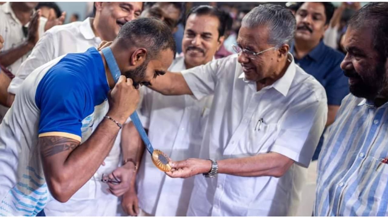 'ഏതൊരു കായികതാരത്തിനും മാതൃകയാക്കാവുന്ന ജീവിതം'; ശ്രീജേഷിനെ പ്രശംസിച്ച് മുഖ്യമന്ത്രി, 2 കോടി കൈമാറി 'ഏതൊരു കായികതാരത്തിനും മാതൃകയാക്കാവുന്ന ജീവിതം'; ശ്രീജേഷിനെ പ്രശംസിച്ച് മുഖ്യമന്ത്രി, 2 കോടി കൈമാറി