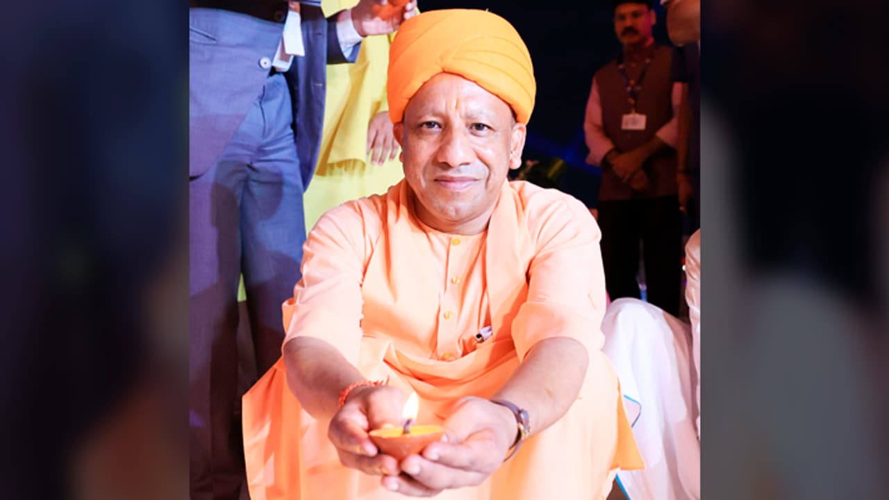 இது வரலாற்று சிறப்புமிக்க தீபாவளி; மகிழ்ச்சியோடு மக்களுக்கு வாழ்த்து சொன்ன முதல்வர் யோகி!